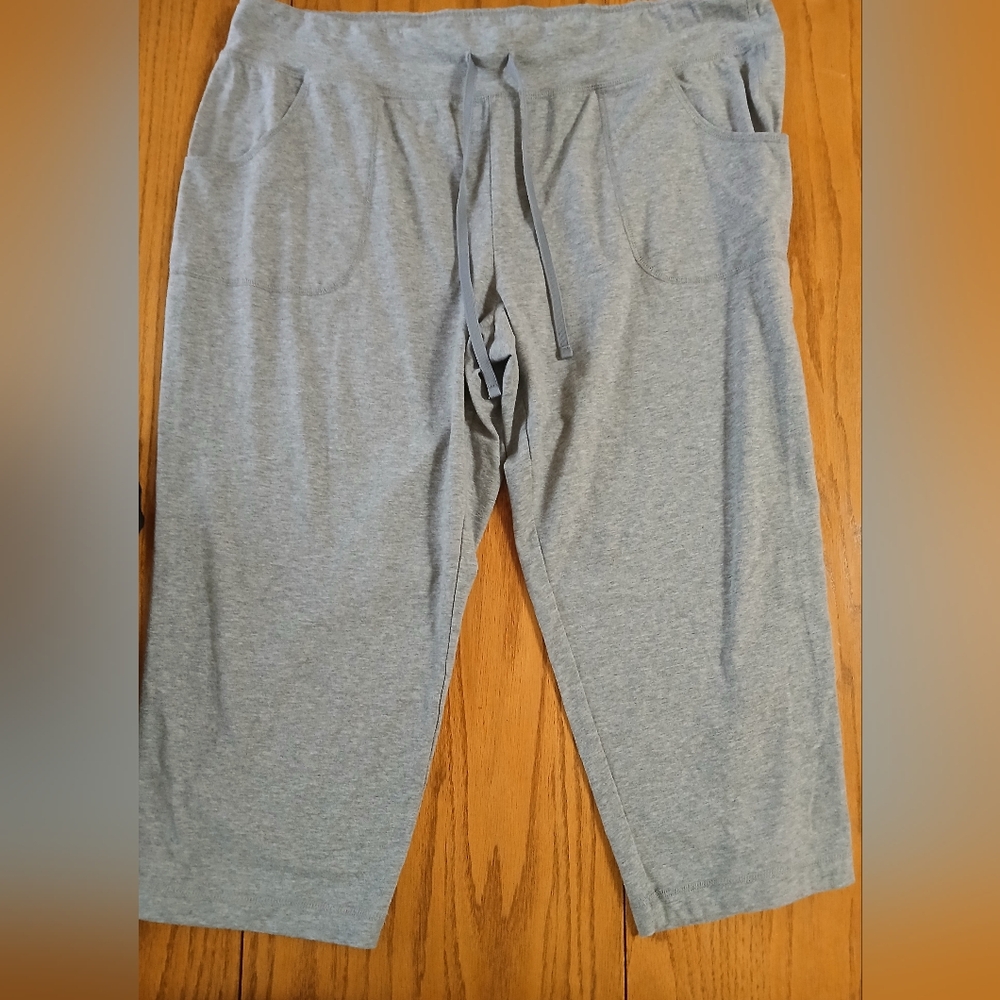 Athletic Works NWOT Women's Heather Gray Cropped Pants. Size XXXL 22